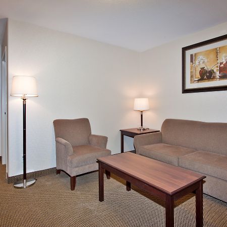 Holiday Inn Express & Suites Whitecourt By Ihg Habitación foto
