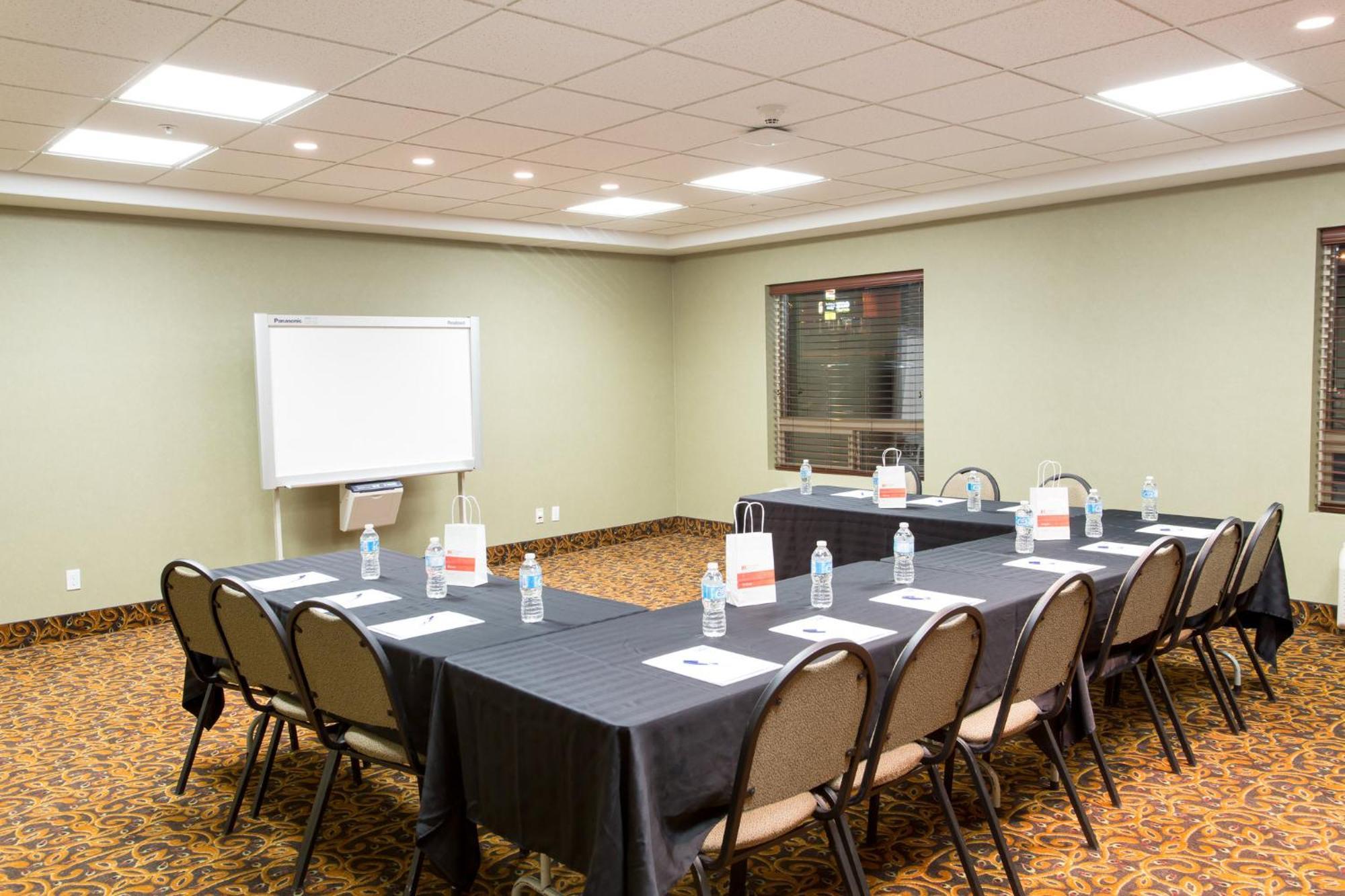 Holiday Inn Express & Suites Whitecourt By Ihg Exterior foto
